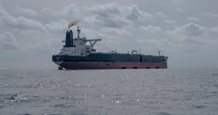 VIDEO ¬ Ejército de EU aborda buque petrolero de Venezuela en alta mar, y se lo roba