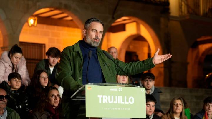 Abascal se encomienda a la Virgen de Guadalupe ante las elecciones de Extremadura