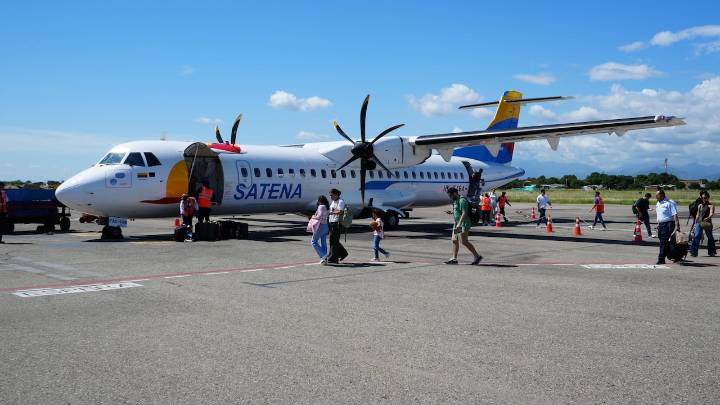 Con clases de aviones, así un piloto logró calmar a su tripulación tras el retraso de su vuelo