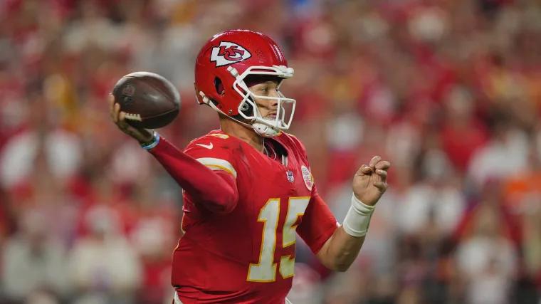 What's wrong with Patrick Mahomes' knee? Chiefs QB powering through leg injury during 'SNF'