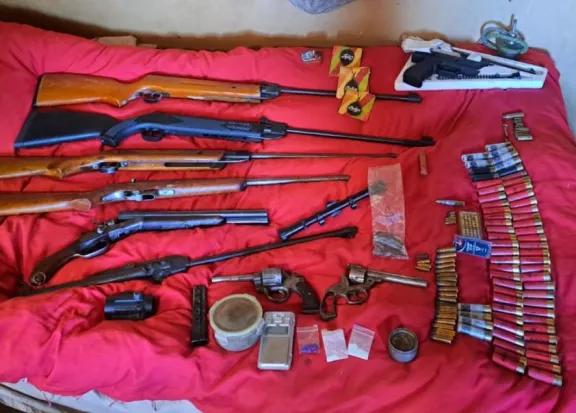 Secuestraron armas, municiones, droga y una moto robada en un operativo en el barrio Pilar I