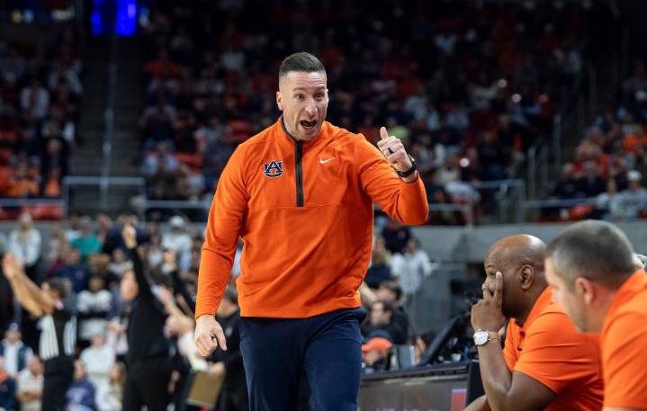 Deadspin | Keyshawn Hall, No. 21 Auburn win big on the glass to beat Chattanooga