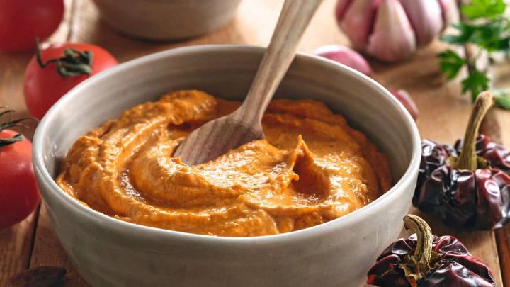 Qué lleva la Salsa romesco y cómo prepararla en casa: la receta de sabor mediterráneo y con 8 ingredientes