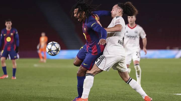 La testa de Kounde rescata al Barça de otra pájara en la 'Champions'