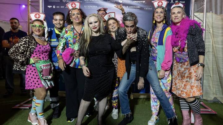 El mini concierto de Camino Llano demuestra que la música fortalece la identidad de los barrios de Cáceres