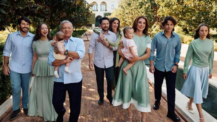 La gran familia de Rania de Jordania posa en su postal navideña
