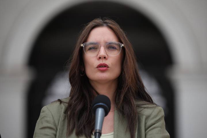 Vallejo responde a críticas de Jara y Kast: “Esperamos que la migración no sea un botín electoral”.