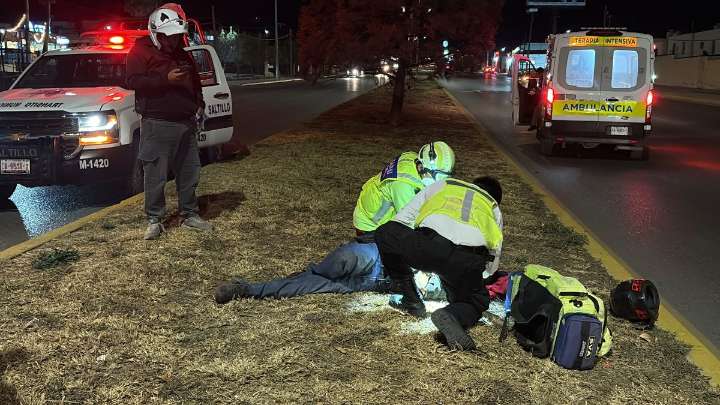Joven motociclista termina lesionado al ser embestido por auto ‘fantasma’ al sur de Saltillo