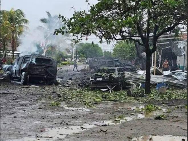 Explota afuera de estación de policía coche bomba en Coahuayana, Michoacán