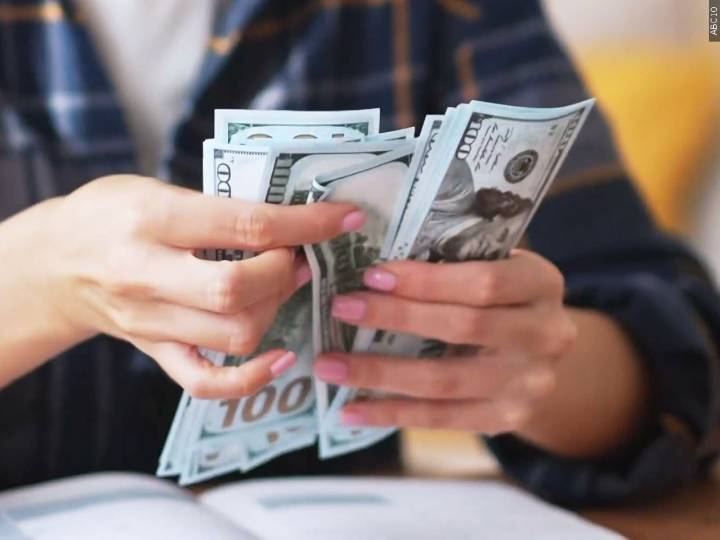 Americans spending more for the holidays despite dour economic views