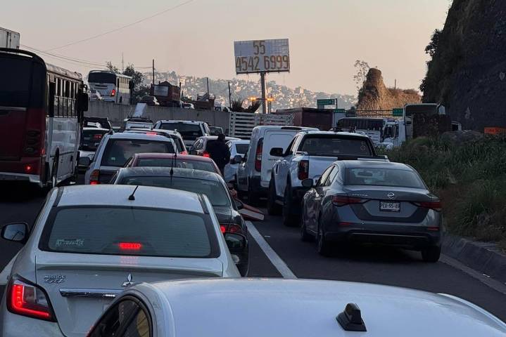 Choque en caseta Naucalpan–Toluca desata caos vial