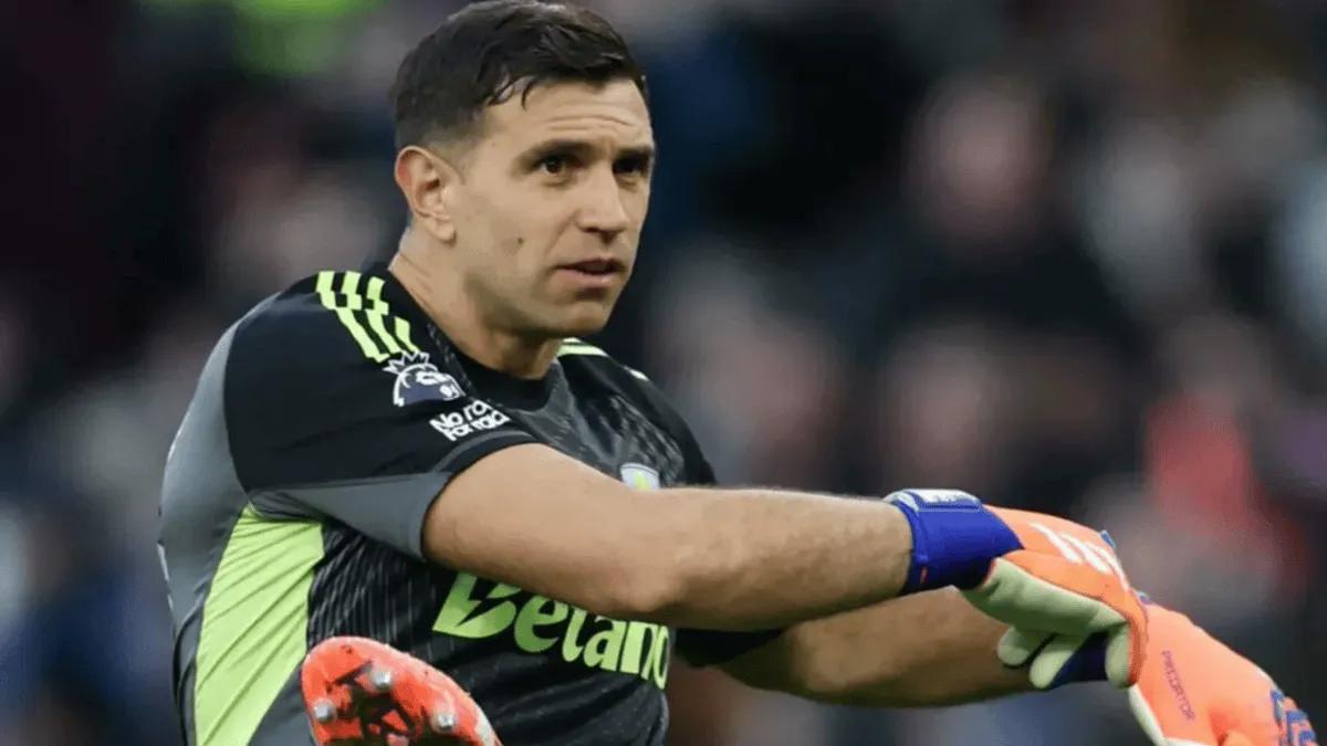 Dibu Martínez se lesionó en el calentamiento del Aston Villa