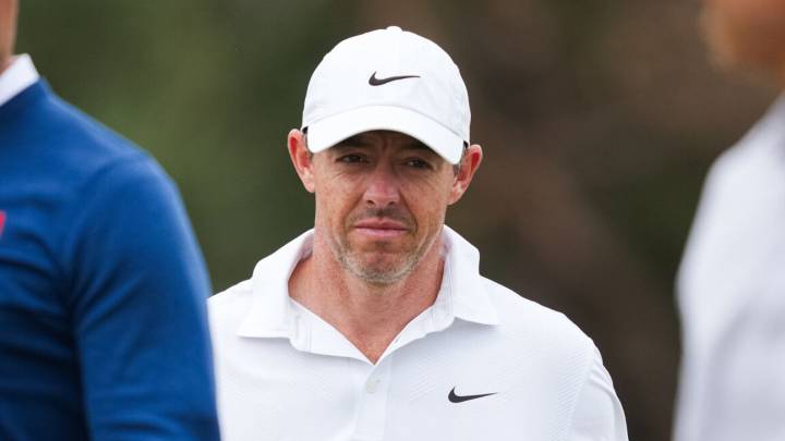 Rory McIlroy trails Australian Open leaders by seven strokes after making cut in Melbourne