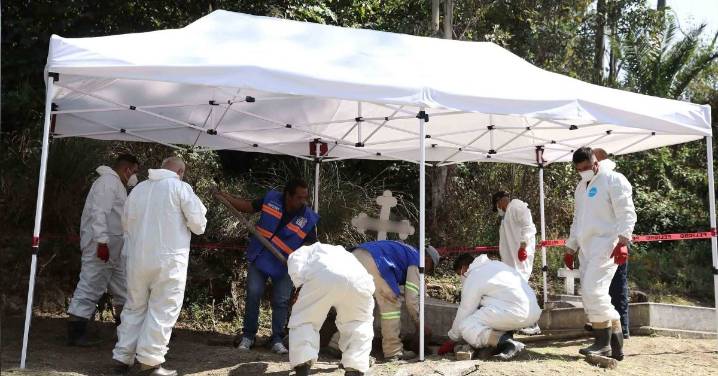 Recuperan 23 cuerpos sin identificar de fosa común en un cementerio de CDMX