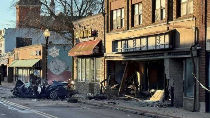 Hombre fallece tras estrellarse contra una tienda cerrada