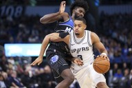 Deadspin | De'Aaron Fox nets 31 as Spurs survive late Magic rally