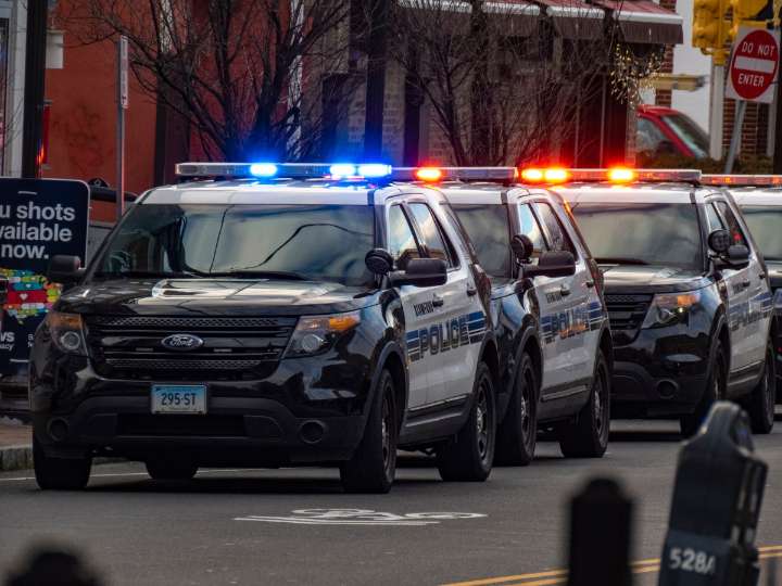 Hallan un cuerpo descompuesto y explosivos tras enfrentamiento armado en una vivienda de Connecticut