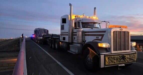 Semi-truck trailer carrying wind turbine part breaks on E