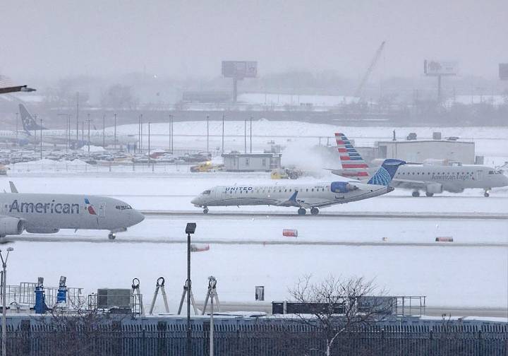 La nieve colapsa los aeropuertos de EE UU en la operación retorno de Acción de Gracias