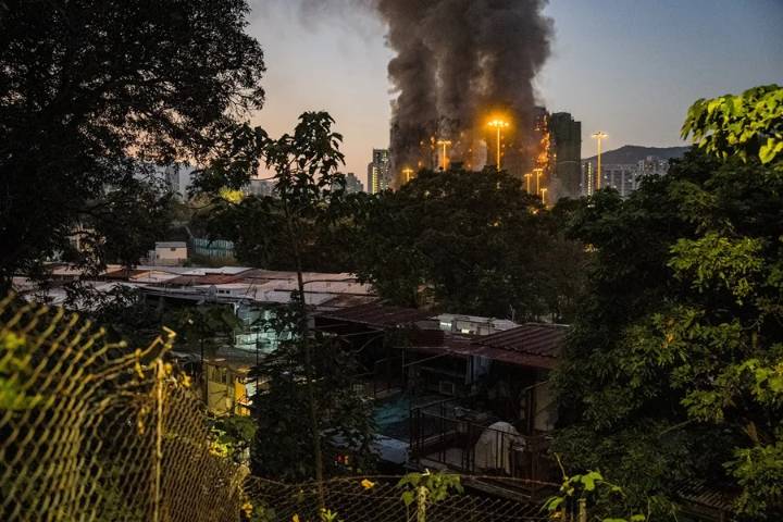 Van 151 muertos por incendio en residencial de Hong Kong; hay 13 detenidos por...