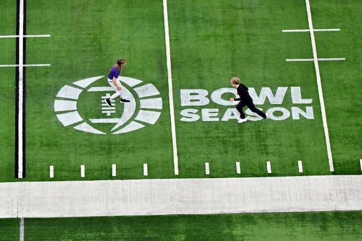 Complete 2025-26 college football bowl schedule, times, TV info