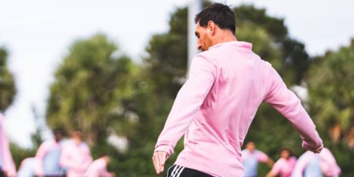 “Hace que lo imposible parezca fácil”: el increíble lujo sin mirar de Messi en la práctica del Inter Miami