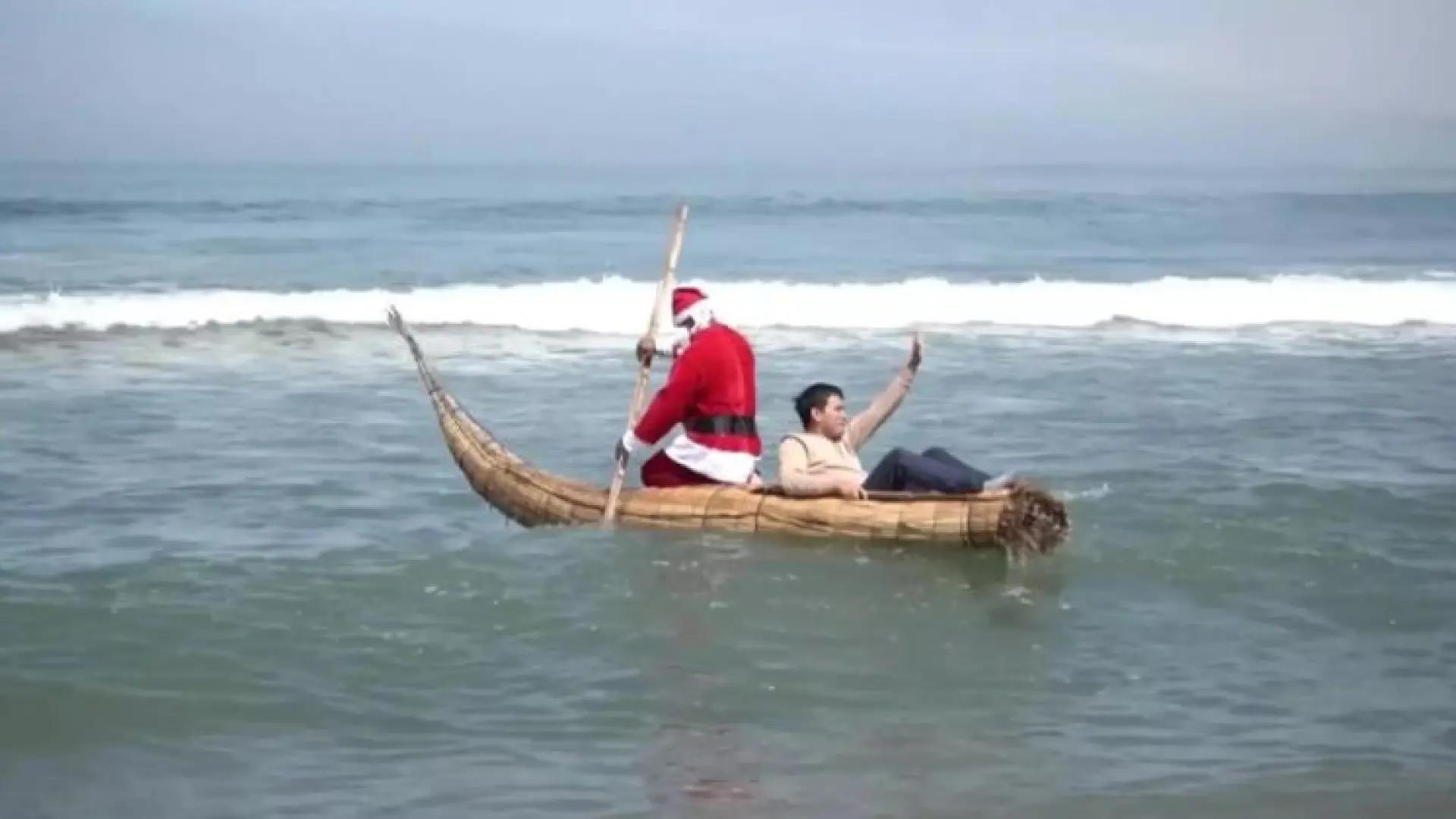 Papá Noel sustituye los renos por las canoas y llega a Perú semanas antes de Navidad