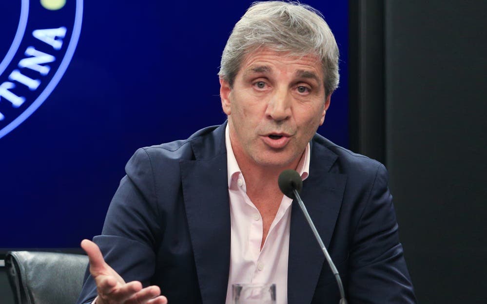 La Argentina regresa al mercado de deuda: Caputo anunció que emitirá un bono a cuatro años