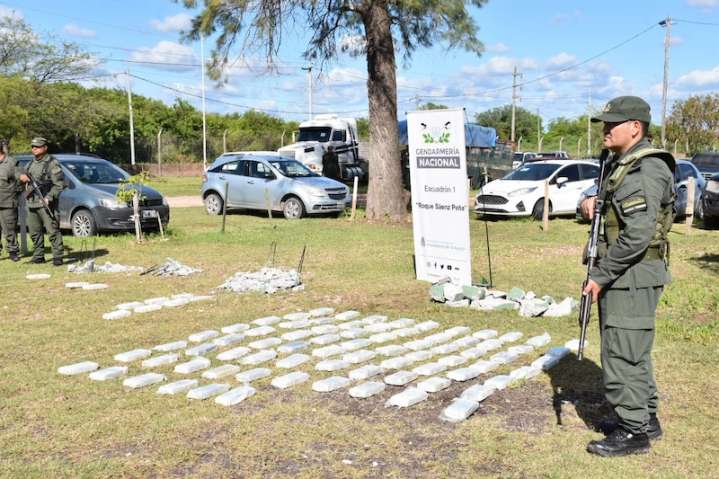 Eludió un control de Gendarmería, atropelló a un federal y fue detenido con casi 100 kilos de cocaína en Sáenz Peña