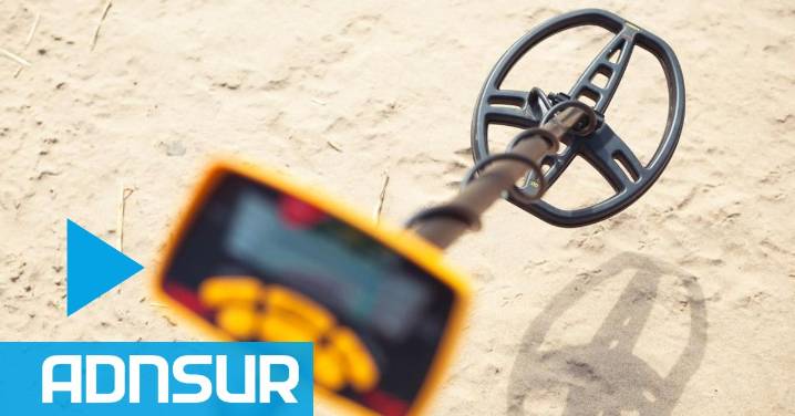 El curioso trabajo detrás de los “detectores de tesoros” en las playas de Chubut