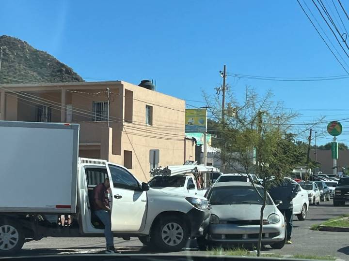 Le corta preferencia de circulación y provoca choque