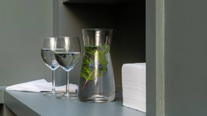 The Affordable Hack That Transforms An Ordinary IKEA Vase Into Elegant Winter Decor