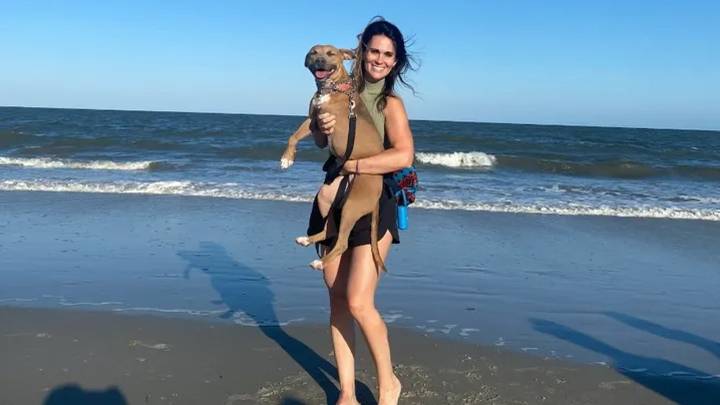 Un hombre rocía con ácido a una mujer que cuidaba a personas sin hogar mientras paseaba por un parque