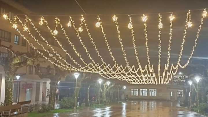 Luces, villancicos y chocolate caliente dan la bienvenida a la Navidad en Narón