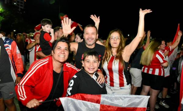VIDEO. Las calles se pintaron de blanco y rojo