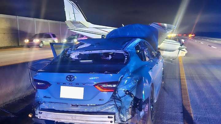 Impactante aterrizaje de emergencia: Avioneta cae sobre un vehículo en plena autopista de Florida