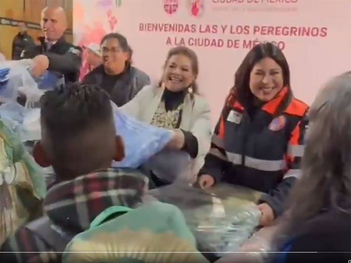 Jefa de Gobierno de CDMX recibe a peregrinos, les entrega cobijas y alimentos
