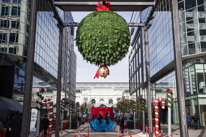 D.C. aims to set world record for most couples kissing under mistletoe