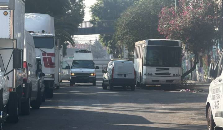 Hallan cuerpo sin vida envuelto en una bolsa afuera del Colegio de Bachilleres 10 en la Venustiano Carranza