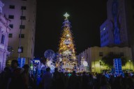 ¡Inicia la Navidad en Plaza de Armas! Marco Bonilla realiza tradicional encendido del árbol junto a familias chihuahuenses
