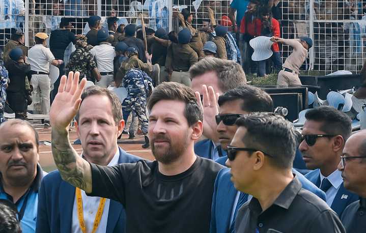 VIDEO: Disturbios obligan a evacuar a Messi en India -