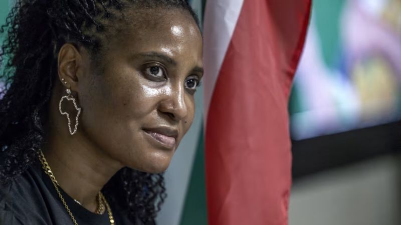 Hija de exlíder de Sudáfrica ha sido acusada de instar a hombres a luchar por Rusia. Claves del caso