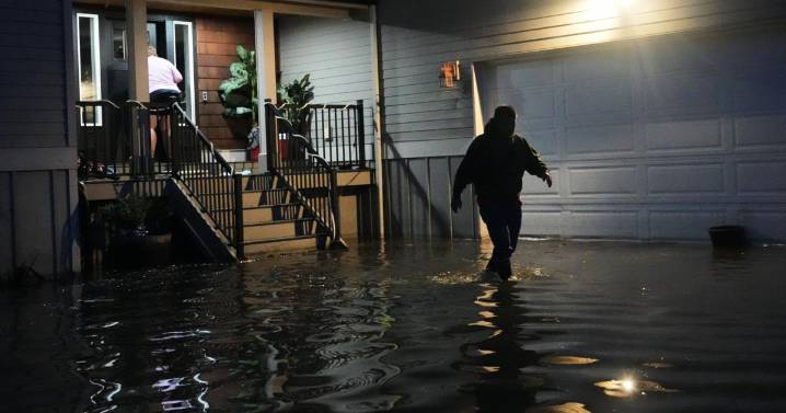 Photos: Arctic air blast hits northern US; Pacific Northwest waterlogged