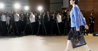 Primera ministra japonesa gana seguidores por su estilo y mantra de "trabajar, trabajar, trabajar"