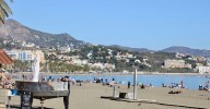 La vuelta del calor ambienta las playas de Málaga este domingo con máximas por encima de los 20 grados