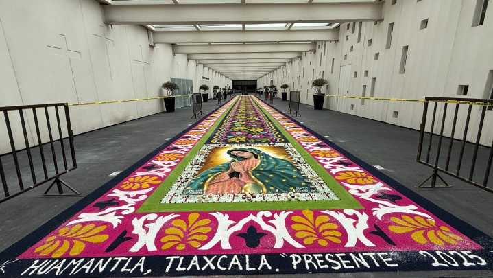 Artesanos elaboran tapete en honor a la Virgen de a Guadalupe