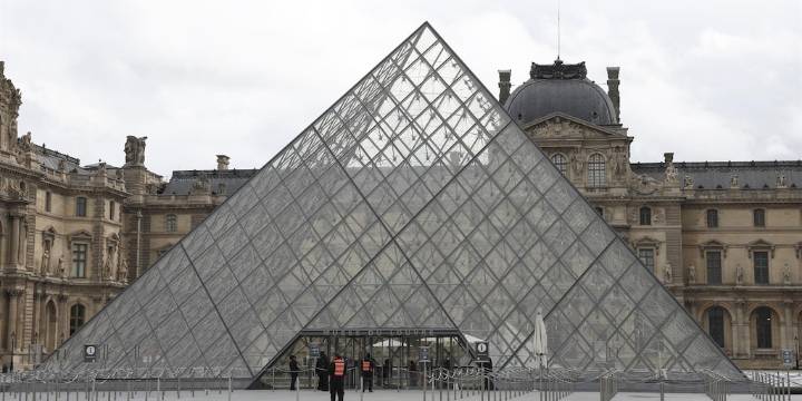 Nuevo escándalo en el Louvre: una filtración de agua dañó cientos de obras en el departamento egipcio