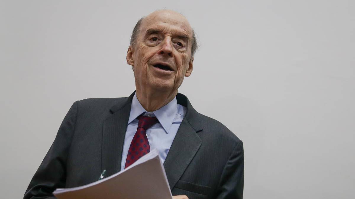 ”Abusó de su poder”: Fiscalía imputó al excanciller Álvaro Leyva por irregularidades en licitación de pasaportes