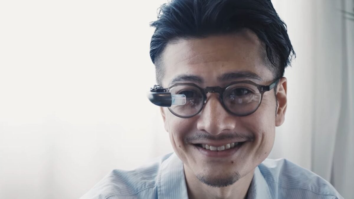 This AR Accessory Turns Your Dumb Glasses Into a Google Glass Ripoff