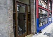 Noche de altercados en Torrelavega: cristales rotos en un portal y polvo de extintores en la acera en La Inmobiliaria